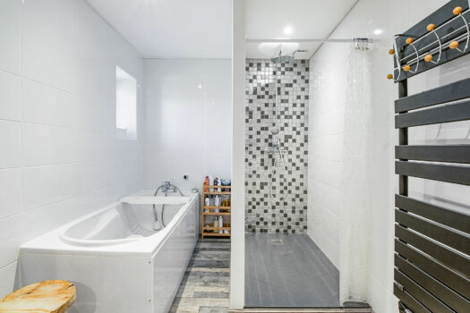 Ensemble immobilier, restaurant, logement et dépendances 690 m2 – 390 000 €