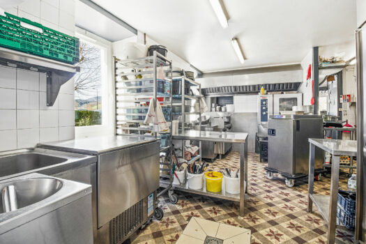 Ensemble immobilier, restaurant, logement et dépendances 690 m2 – 390 000 €