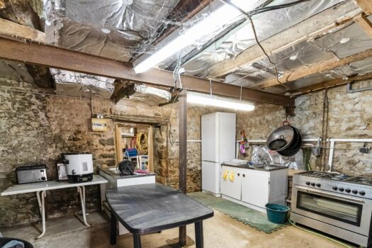 L’emblématique – Charmante Maison en Pierre avec Terrain au Bord de la Rivière – À Rénover