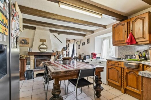 L’emblématique – Charmante Maison en Pierre avec Terrain au Bord de la Rivière – À Rénover