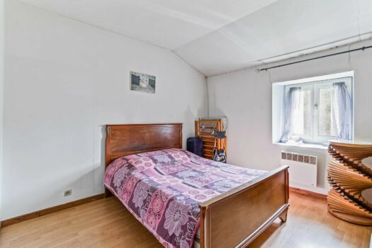 L’emblématique – Charmante Maison en Pierre avec Terrain au Bord de la Rivière – À Rénover
