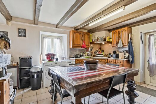 L’emblématique – Charmante Maison en Pierre avec Terrain au Bord de la Rivière – À Rénover