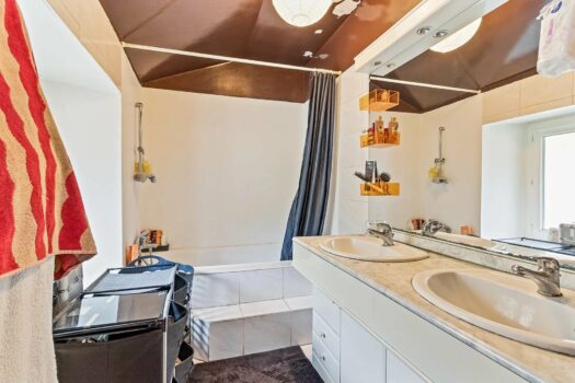 L’emblématique – Charmante Maison en Pierre avec Terrain au Bord de la Rivière – À Rénover