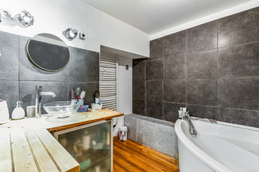 « La secrète » – Incroyable maison de 250 m2  avec potentiel total de 430 m2 – moderne – piscine – 390 000 €