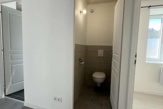 Maison à Saint-Just-d’Avray : Havre de paix dans un hameau tranquille – 3 chambres – 900 €/mois tcc