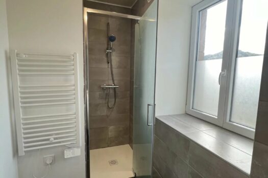Maison à Saint-Just-d’Avray : Havre de paix dans un hameau tranquille – 3 chambres – 900 €/mois tcc
