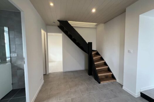 Maison à Saint-Just-d’Avray : Havre de paix dans un hameau tranquille – 3 chambres – 900 €/mois tcc