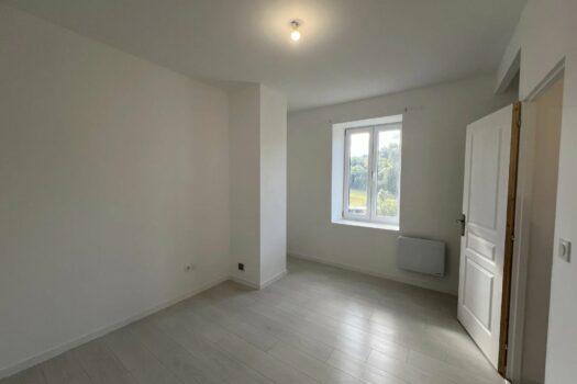 Maison à Saint-Just-d’Avray : Havre de paix dans un hameau tranquille – 3 chambres – 900 €/mois tcc