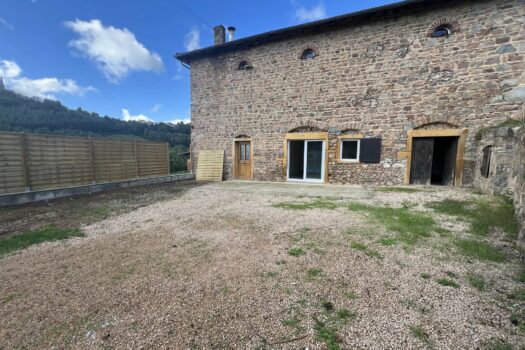 Maison à Saint-Just-d’Avray : Havre de paix dans un hameau tranquille – 3 chambres – 900 €/mois tcc