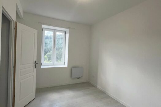 Maison à Saint-Just-d’Avray : Havre de paix dans un hameau tranquille – 3 chambres – 900 €/mois tcc