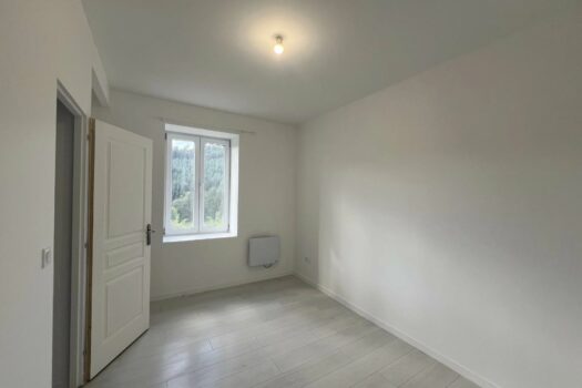 Maison à Saint-Just-d’Avray : Havre de paix dans un hameau tranquille – 3 chambres – 900 €/mois tcc