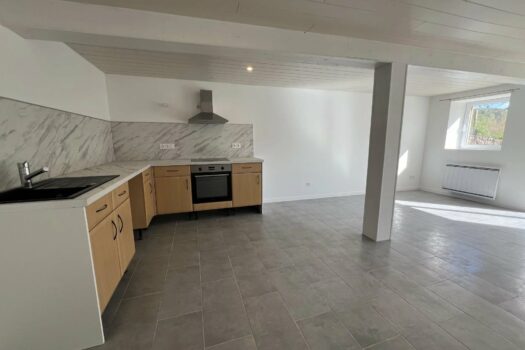 Maison à Saint-Just-d’Avray : Havre de paix dans un hameau tranquille – 3 chambres – 900 €/mois tcc