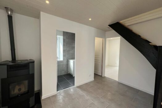 Maison à Saint-Just-d’Avray : Havre de paix dans un hameau tranquille – 3 chambres – 900 €/mois tcc
