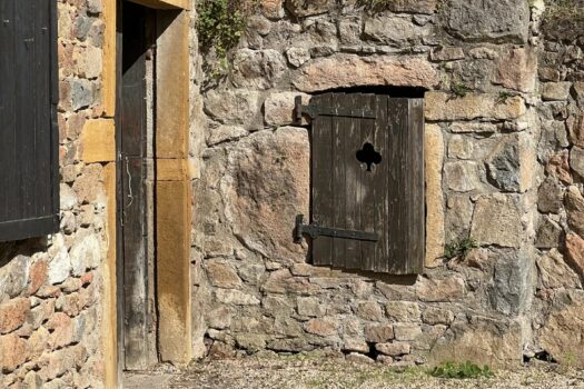 Maison à Saint-Just-d’Avray : Havre de paix dans un hameau tranquille – 3 chambres – 900 €/mois tcc