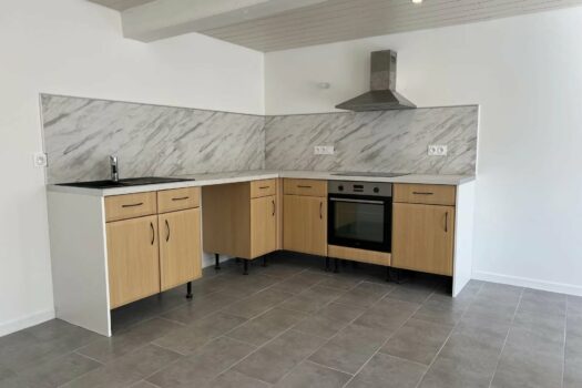 Maison à Saint-Just-d’Avray : Havre de paix dans un hameau tranquille – 3 chambres – 900 €/mois tcc