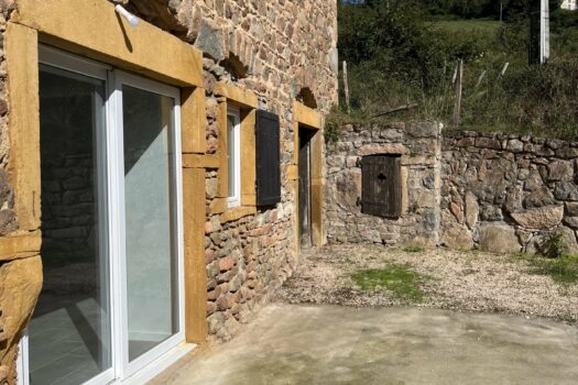 Maison à Saint-Just-d’Avray : Havre de paix dans un hameau tranquille – 3 chambres – 900 €/mois tcc