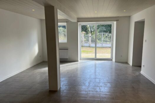 Maison à Saint-Just-d’Avray : Havre de paix dans un hameau tranquille – 3 chambres – 900 €/mois tcc