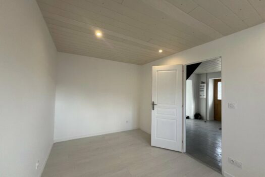 Maison à Saint-Just-d’Avray : Havre de paix dans un hameau tranquille – 3 chambres – 900 €/mois tcc