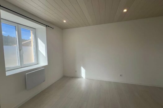 Maison à Saint-Just-d’Avray : Havre de paix dans un hameau tranquille – 3 chambres – 900 €/mois tcc