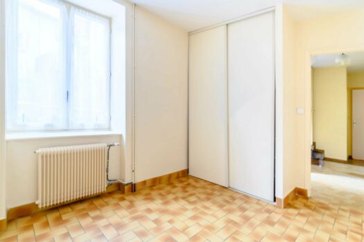 L’Essentielle – Maison en pierre 126 m2 – 4 chambres – avec terrain 600 m2 en bord de rivière — Centre de Chambost-Allières — 198 000 €