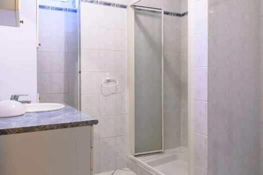 L’Essentielle – Maison en pierre 126 m2 – 4 chambres – avec terrain 600 m2 en bord de rivière — Centre de Chambost-Allières — 198 000 €