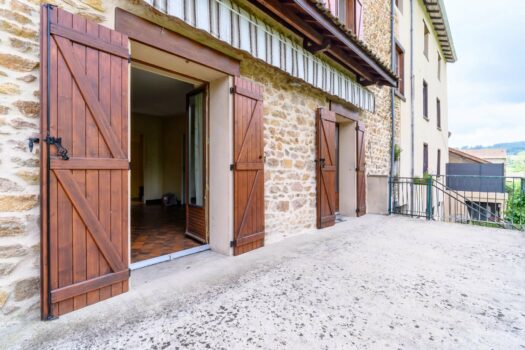L’Essentielle – Maison en pierre 126 m2 – 4 chambres – avec terrain 600 m2 en bord de rivière — Centre de Chambost-Allières — 198 000 €