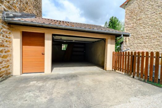 L’Essentielle – Maison en pierre 126 m2 – 4 chambres – avec terrain 600 m2 en bord de rivière — Centre de Chambost-Allières — 198 000 €