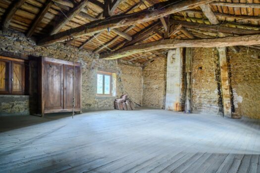 L’Essentielle – Maison en pierre 126 m2 – 4 chambres – avec terrain 600 m2 en bord de rivière — Centre de Chambost-Allières — 198 000 €