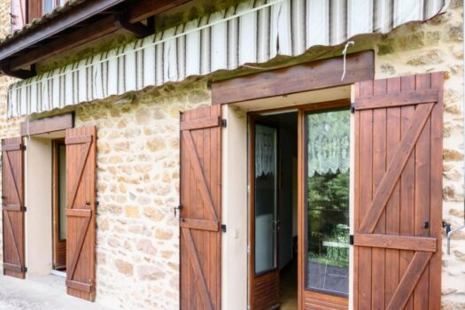 L’Essentielle – Maison en pierre 126 m2 – 4 chambres – avec terrain 600 m2 en bord de rivière — Centre de Chambost-Allières — 198 000 €