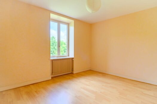 L’Essentielle – Maison en pierre 126 m2 – 4 chambres – avec terrain 600 m2 en bord de rivière — Centre de Chambost-Allières — 198 000 €