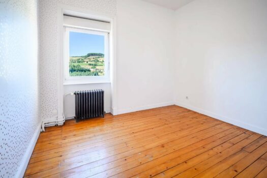 Appartement T4 en triplex – 100 000 € – Centre de Grandris