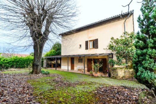 🏡 Maison en pierre à rénover 4 chambres sur 3 niveaux – Jardin, cours, terrasse et puits– Pommiers centre – 342 000 € FAI charge acquéreur