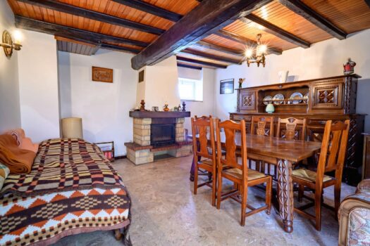 🏡 Maison en pierre à rénover 4 chambres sur 3 niveaux – Jardin, cours, terrasse et puits– Pommiers centre – 342 000 € FAI charge acquéreur