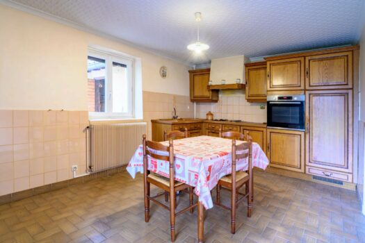 🏡 Maison en pierre à rénover 4 chambres sur 3 niveaux – Jardin, cours, terrasse et puits– Pommiers centre – 342 000 € FAI charge acquéreur