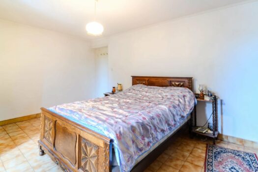 🏡 Maison en pierre à rénover 4 chambres sur 3 niveaux – Jardin, cours, terrasse et puits– Pommiers centre – 342 000 € FAI charge acquéreur