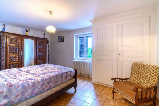 🏡 Maison en pierre à rénover 4 chambres sur 3 niveaux – Jardin, cours, terrasse et puits– Pommiers centre – 342 000 € FAI charge acquéreur