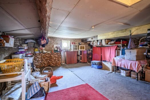 🏡 Maison en pierre à rénover 4 chambres sur 3 niveaux – Jardin, cours, terrasse et puits– Pommiers centre – 342 000 € FAI charge acquéreur