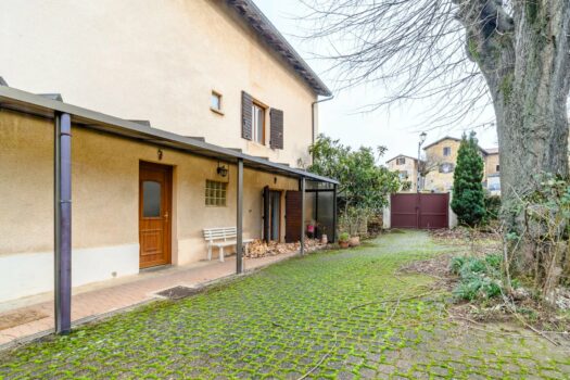 🏡 Maison en pierre à rénover 4 chambres sur 3 niveaux – Jardin, cours, terrasse et puits– Pommiers centre – 342 000 € FAI charge acquéreur