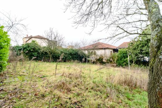 🏡 Maison en pierre à rénover 4 chambres sur 3 niveaux – Jardin, cours, terrasse et puits– Pommiers centre – 342 000 € FAI charge acquéreur