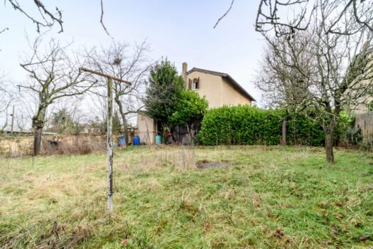 🏡 Maison en pierre à rénover 4 chambres sur 3 niveaux – Jardin, cours, terrasse et puits– Pommiers centre – 342 000 € FAI charge acquéreur