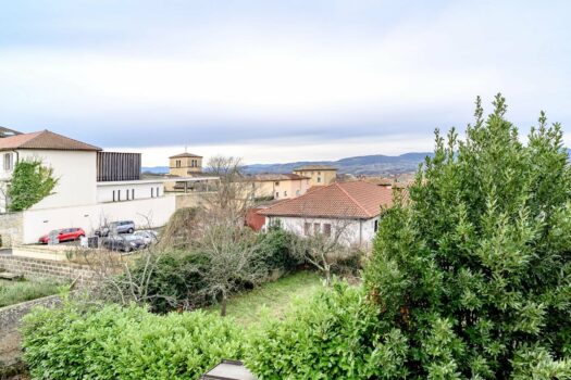 🏡 Maison en pierre à rénover 4 chambres sur 3 niveaux – Jardin, cours, terrasse et puits– Pommiers centre – 342 000 € FAI charge acquéreur