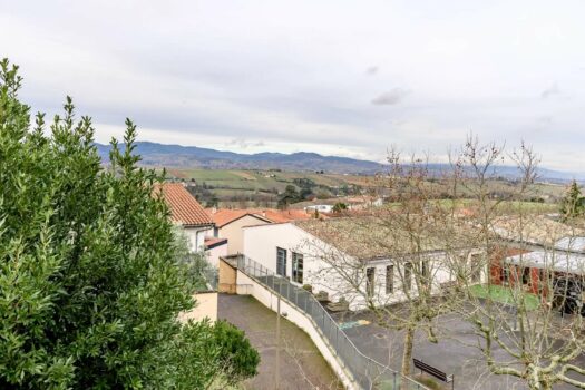 🏡 Maison en pierre à rénover 4 chambres sur 3 niveaux – Jardin, cours, terrasse et puits– Pommiers centre – 342 000 € FAI charge acquéreur