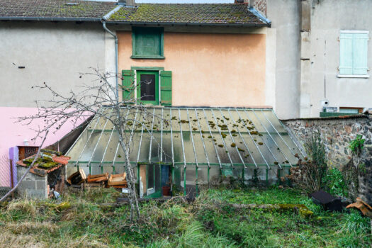 Maison de village avec véranda et jardin – Grandris – 105 000€