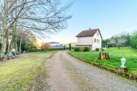 Charmante maison de 95 m2 + rez-de-chaussée garage et buanderie – Saint Just D’Avray – 240 000€