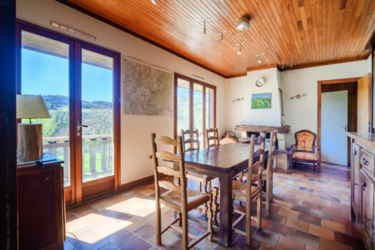 Le Refuge arboré – charmant chalet aux abords de Chénelette – 82m2 – 240 000€