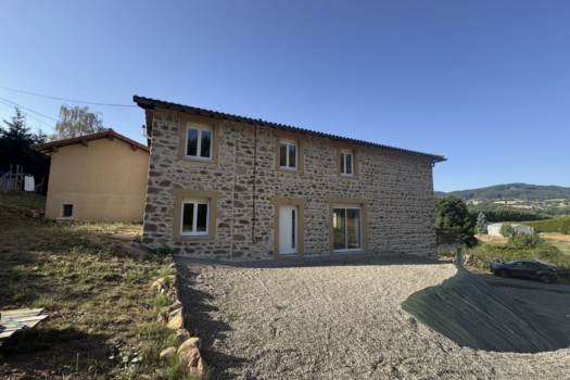 COUP DE CŒUR À SAINT-JUST-D’AVRAY ✨ – AUTHENTIQUE MAISON EN PIERRE RÉNOVÉE – 4 CHAMBRES – CALME ABSOLU – 1230 €/mois CC