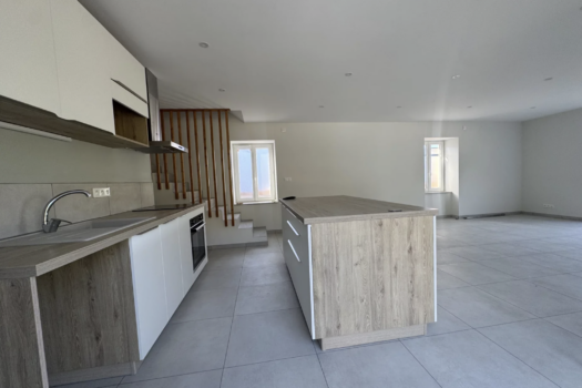 COUP DE CŒUR À SAINT-JUST-D’AVRAY ✨ – AUTHENTIQUE MAISON EN PIERRE RÉNOVÉE – 4 CHAMBRES – CALME ABSOLU – 1230 €/mois CC