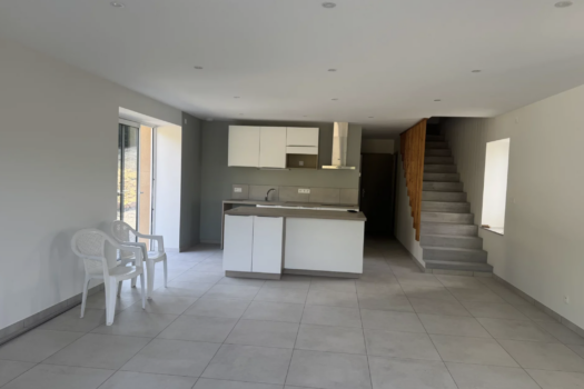 COUP DE CŒUR À SAINT-JUST-D’AVRAY ✨ – AUTHENTIQUE MAISON EN PIERRE RÉNOVÉE – 4 CHAMBRES – CALME ABSOLU – 1230 €/mois CC