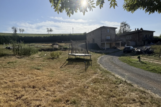 COUP DE CŒUR À SAINT-JUST-D’AVRAY ✨ – AUTHENTIQUE MAISON EN PIERRE RÉNOVÉE – 4 CHAMBRES – CALME ABSOLU – 1230 €/mois CC
